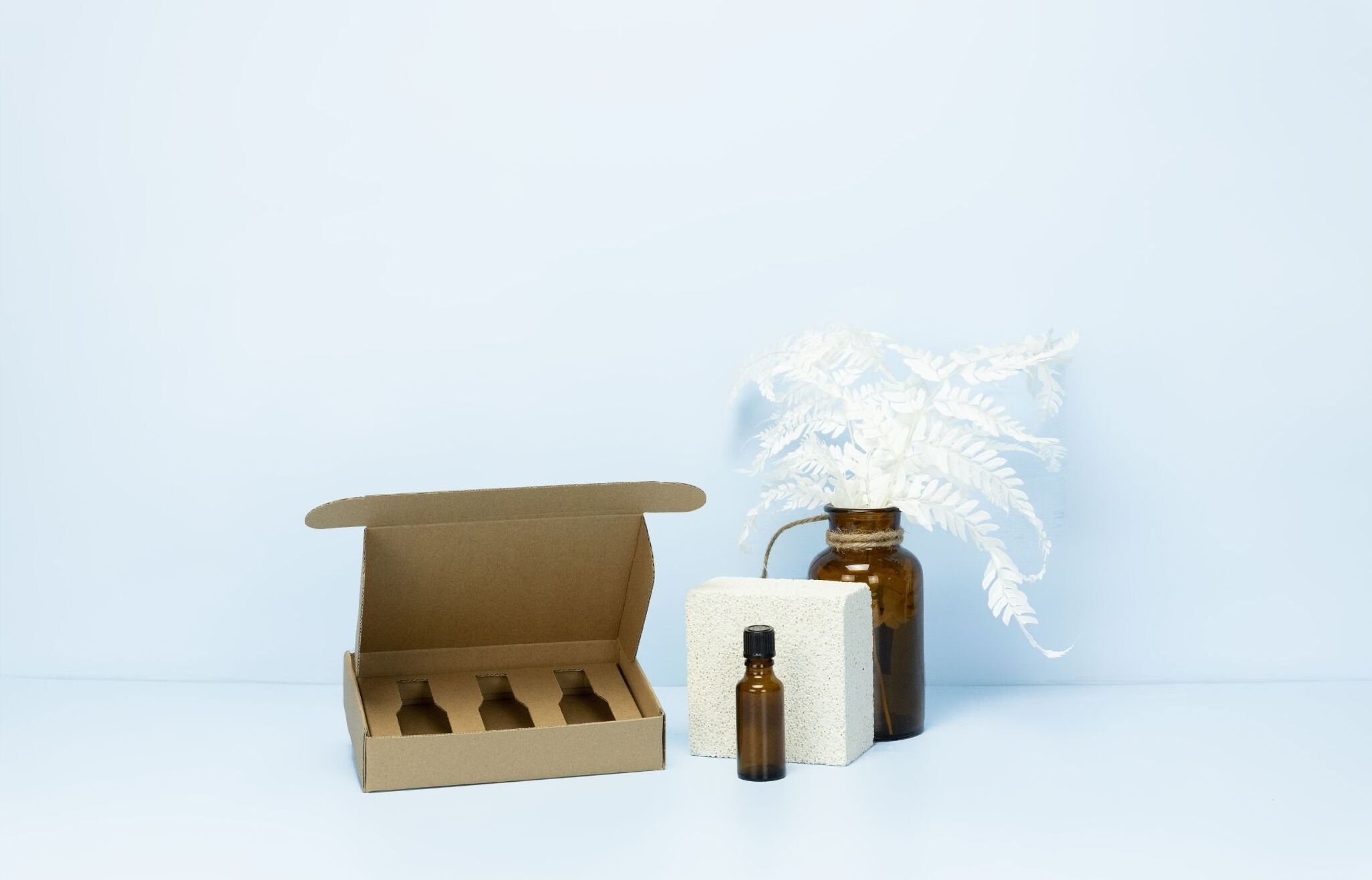 Unbedruckte Klappdeckelschachtel mit Inlay für Kosmetikflaschen Unbedruckte Klappdeckelschachtel mit Inlay für Kosmetikflaschen